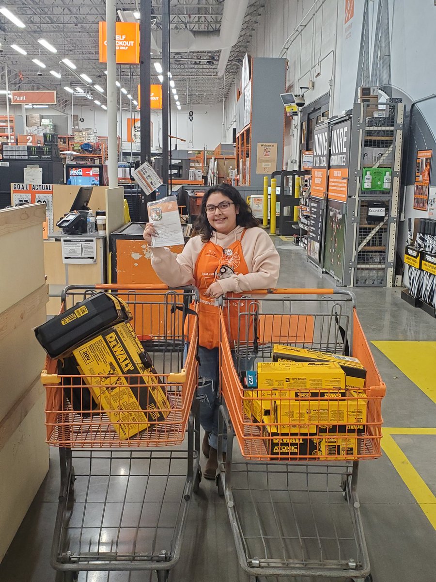 mikecrothers272's tweet photo. 2 recoveries in the same night by our amazing cashier, Jerenia!  Excellent customer service is the best deterrent.  #RegencyRises @MichaelTrebony @rachel_perez87 @SarahFarrellTHD https://t.co/ThV048Ada3