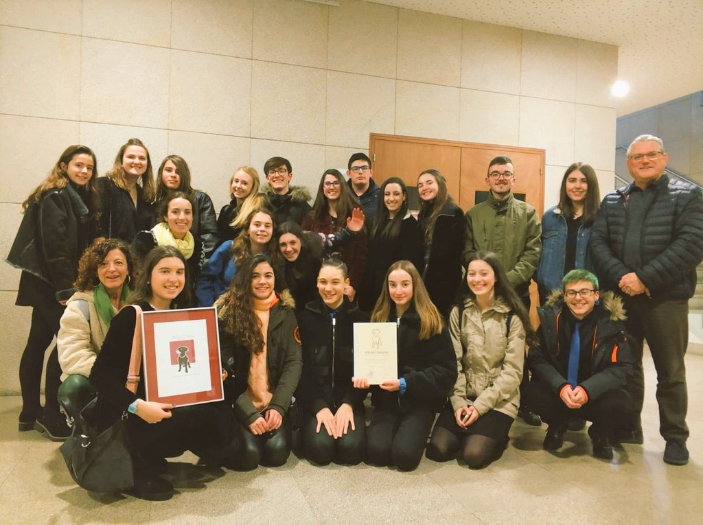 VoBlaNa's tweet photo. Así fue la actuación de #Luzcoræ en representación de todo Voces Blancas del Nalón, en la entrega de premios de la Asociación Yumper el pasado viernes 17.
💙 ¡Muchas gracias por este reconocimiento y enhorabuena al resto de premiados! 💙
#vbn #voblana #Yumper #coralistas https://t.co/ifCAlExyCp