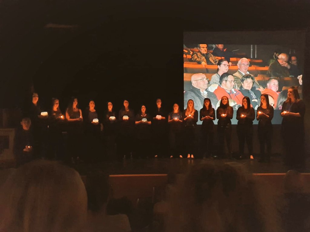 VoBlaNa's tweet photo. Así fue la actuación de #Luzcoræ en representación de todo Voces Blancas del Nalón, en la entrega de premios de la Asociación Yumper el pasado viernes 17.
💙 ¡Muchas gracias por este reconocimiento y enhorabuena al resto de premiados! 💙
#vbn #voblana #Yumper #coralistas https://t.co/ifCAlExyCp