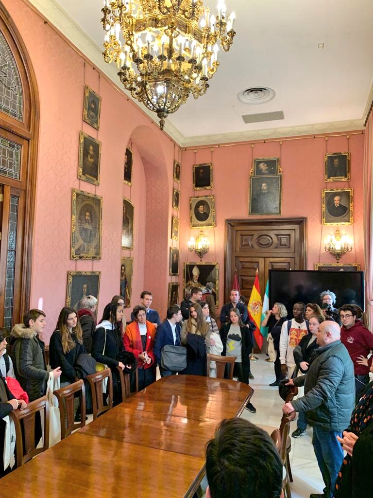 lfsevilla's tweet photo. Los alumnos y alumnas participantes en el #encuentrointernacional #InterCVL visitan el @Ayto_Sevilla. Están conociendo el Salón Colón y la sala de plenos del consistorio. 

#CVLSevilla https://t.co/oN59VeUKye