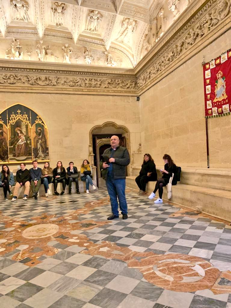 lfsevilla's tweet photo. Los alumnos y alumnas participantes en el #encuentrointernacional #InterCVL visitan el @Ayto_Sevilla. Están conociendo el Salón Colón y la sala de plenos del consistorio. 

#CVLSevilla https://t.co/oN59VeUKye