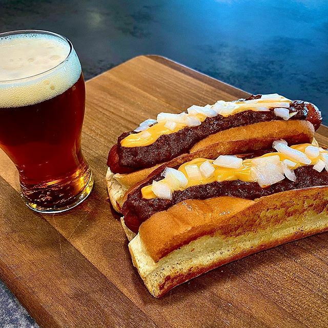 HiatusBrewing's tweet image. Fight chilly with chili dogs on this winter day, and if that’s not enough, get a pour of our Saint Dismas Dubbel that is sure to warm your tummy tum tum 🍻🌭😋 #OnHiatus #PushPause #BackIn30 #WishYouWereBeer #beer #craftbeer #brewery #beerlove #hops #be… ift.tt/3axdSvh