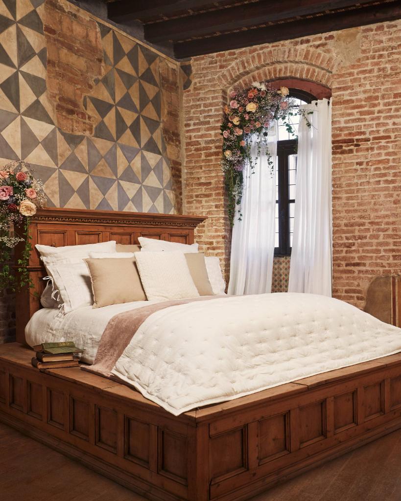 The ultimate Valentine's gift - win a stay in the medieval home of Shakespeare's Juliet in Verona, Italy. 🌹 Rules apply.

airbnb.com/juliet