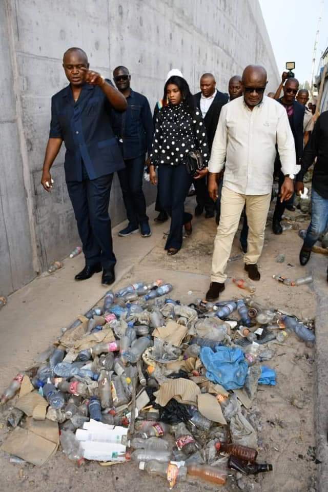 Bibishe6's tweet photo. Et si on déplaçait la capitale #Kinshasa ??? Voici déjà les alentours de saut mouton avant même son inauguration. @fatshi13 a du pain sur la planche, franchement. Quel peuple ça??? 😡😡😡😡😡😡😡😡😡😡😡😡😡😡 https://t.co/CJgzPPlFtg