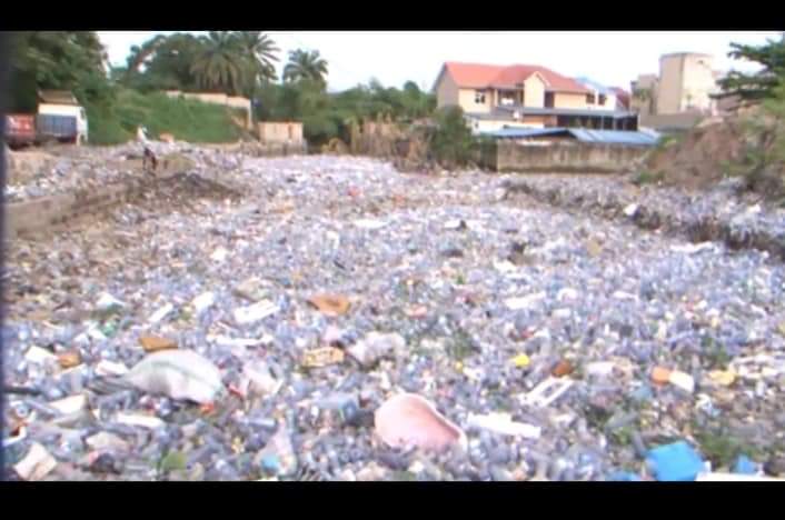 Bibishe6's tweet photo. Et si on déplaçait la capitale #Kinshasa ??? Voici déjà les alentours de saut mouton avant même son inauguration. @fatshi13 a du pain sur la planche, franchement. Quel peuple ça??? 😡😡😡😡😡😡😡😡😡😡😡😡😡😡 https://t.co/CJgzPPlFtg