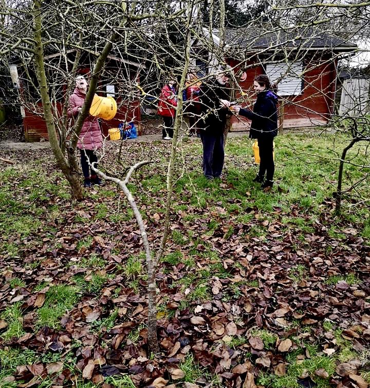 BoundaryWay's tweet photo. Sharing some images of Twelfth Night #Wassailing celebrations -music,merriment &amp; food in the orchard at #BoundaryWay with artist Hannah Boyd @boydiya earlier this month - we’re looking forward to more seasonal celebrations later this year -sign up for our newsletter for details https://t.co/Z5mFVFMoSp