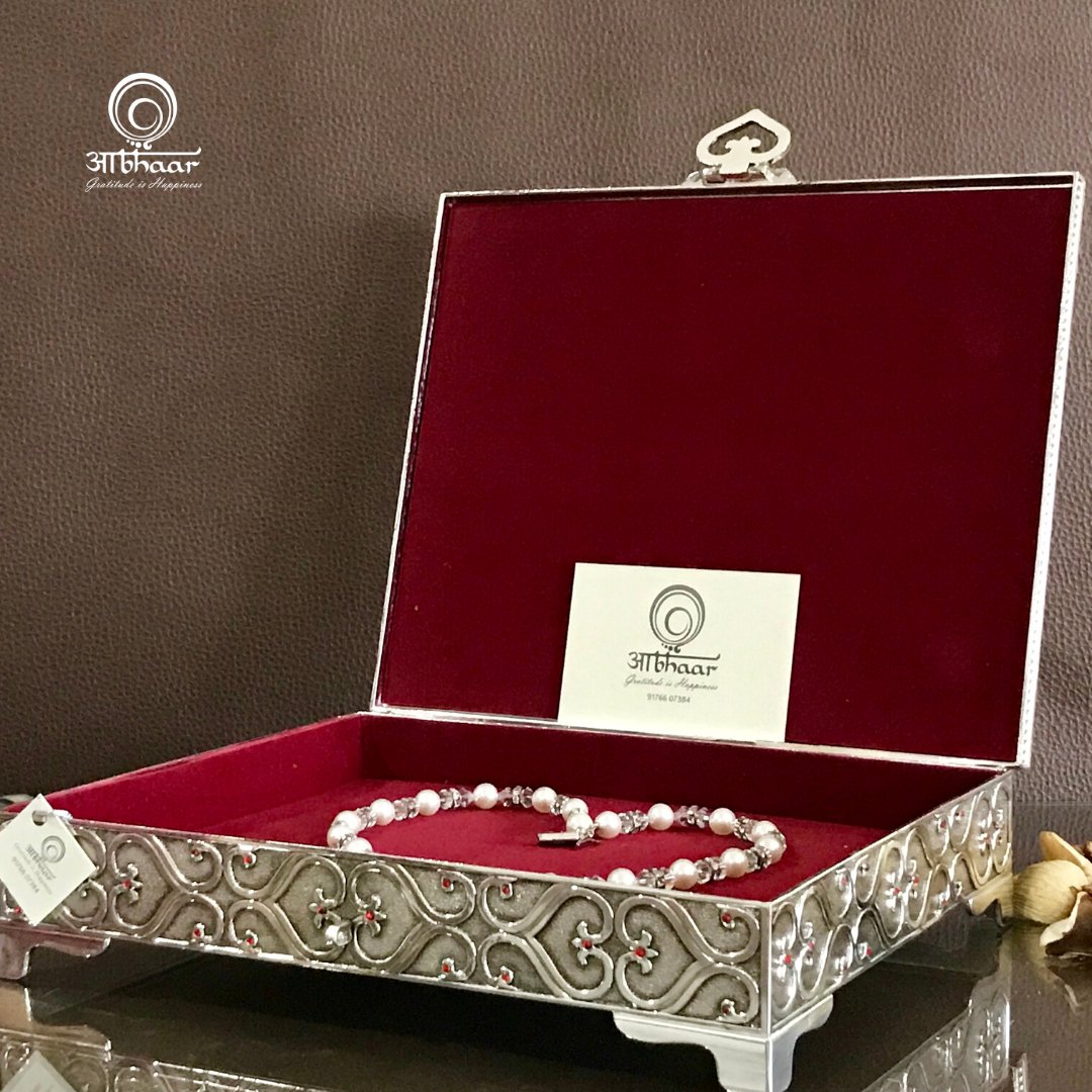A dry fruit box that can also creatively be used for storing items like jewellery as well.

Get this Heart Designed Dry Fruit Box here - bit.ly/heart-design-b…

Bulk Orders are also accepted.

#boxes #dryfruitbox #jewellrybox #multipurposebox #heartdesign  #abhaar