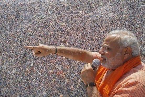 SLikhala's tweet photo. मोदी के भीड़ देखिए, ऐसा लगेगा जैसे पीछे भीड़ है और आगे आप उनको भाषण दे रहे हैं लेकिन ध्यान रखिए सरसों के दानों में जो तिनके होते हैं वह निकाल दीजिए अन्यथा जैसे इस चित्र में दाने के साथ तिनके भी दिखाई दे रहे हैं और पूरी फोटो की पोल खुल गई है https://t.co/Aq3KukNm9n