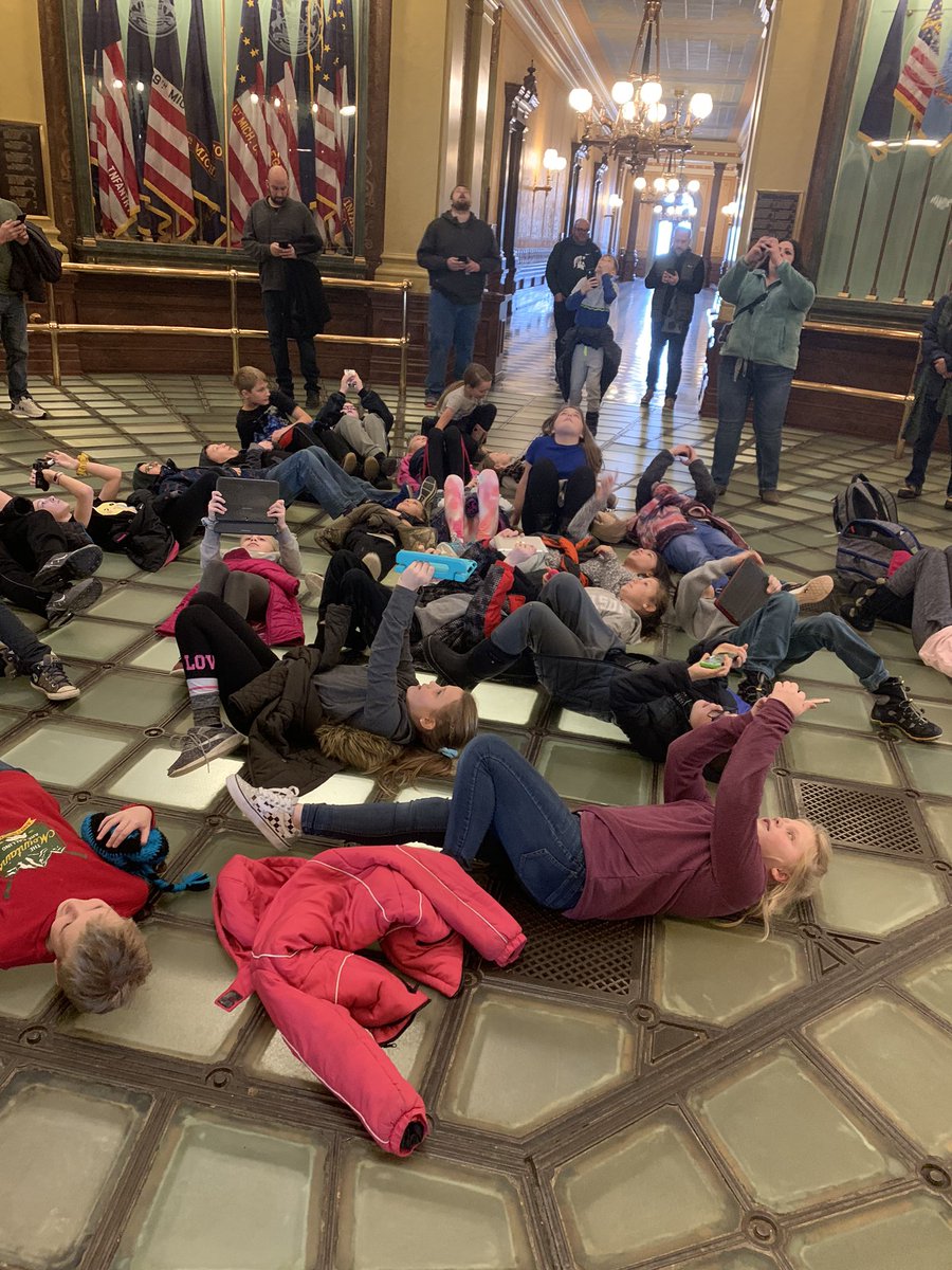 dibling17's tweet photo. @ghapsrobinson @GrandHavenSup @ghschools Robinson 4th graders learning about the state government in Lansing. https://t.co/teM11DKrLL