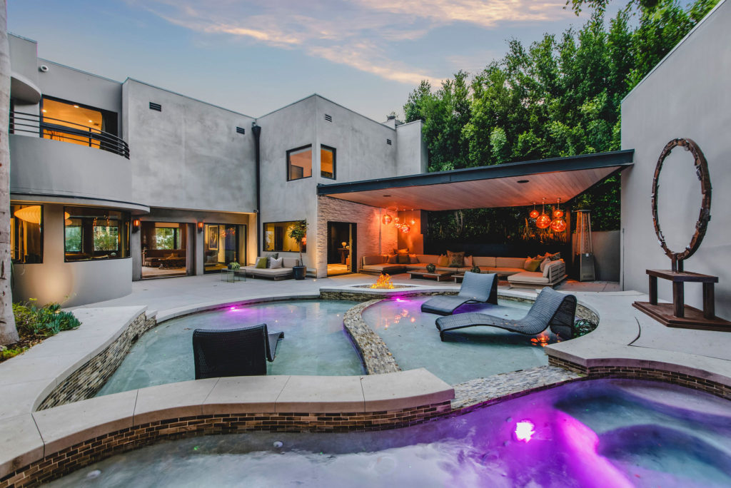 GazelleMag_USA's tweet photo. If you want to feel the cool vibes of @AdamLambert, check out his home in West Hollywood Hills. And it's now for sale! https://t.co/MONrnZW8lb #CompassLA #Top10RealEstate #celebrityhomes https://t.co/LCXUaD8Hv3