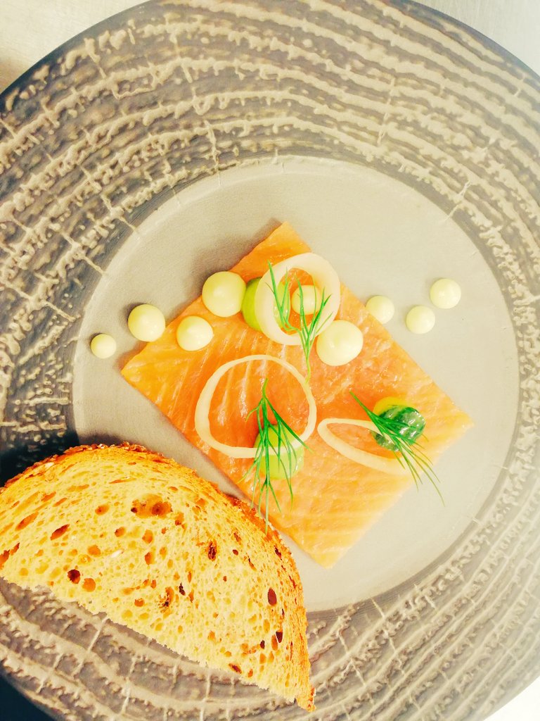 ecsedi_jKris's tweet photo. The pretty smoked salmon starter dish with compressed cucumber balls,pickled shallot rings,lemon segments,lemon puree,picked dill,granary bread. Love all!
#starter #Γ lacarte #restauranton45th #kitchenon45th #gourmetartistry #finedining #dotartwork #theartofplating #londonstorey https://t.co/112Ml3E8hG