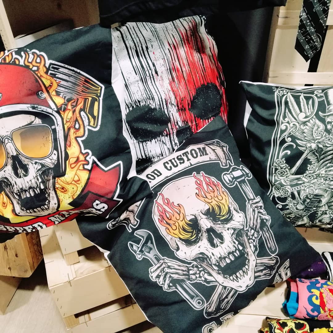RockinOn's tweet photo. Con estas nuevas fundas para cojines vuestro sofá o cama rezumará clase y estilo a kilotones!! 🤣🤘
#keeponrockinbilbao #rockandroll #chopper #bikerlife #bilbaoshopping #rockstyle #somera #somerarockkalea https://t.co/LFhSw0Jgl5