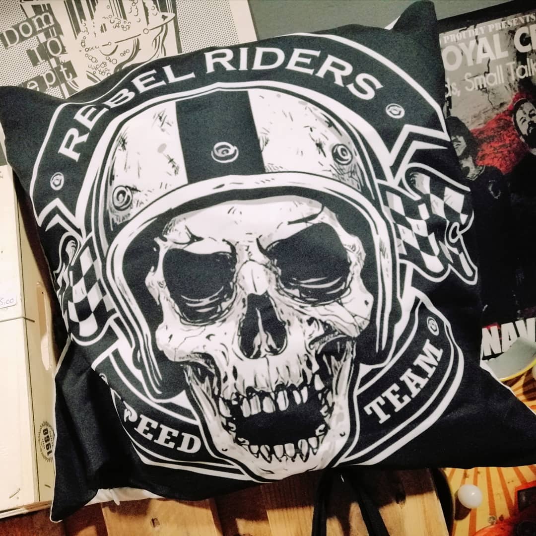 RockinOn's tweet photo. Con estas nuevas fundas para cojines vuestro sofá o cama rezumará clase y estilo a kilotones!! 🤣🤘
#keeponrockinbilbao #rockandroll #chopper #bikerlife #bilbaoshopping #rockstyle #somera #somerarockkalea https://t.co/LFhSw0Jgl5