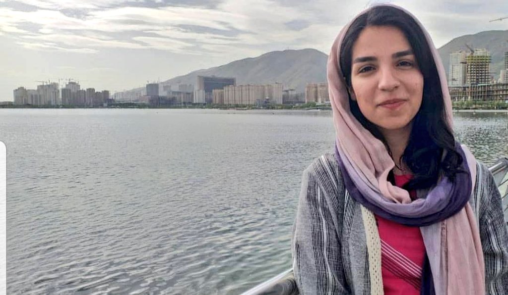 #ماری_محمدی ناپدید شده است.
افرادی شاهد بازداشت ماری توسط لباس شخصی‌ها در اعتراضات روز ۲۲دی در خیابان آزادی بوده‌اند
اما هیچ ارگانی تا این لحظه مسئولیت بازداشت این دختر را به عهده نگرفته است. خانواده‌اش همچنان سردرگُم هستند و نمیدانند چه بلایی بر سر دختر ۲۲ ساله‌شان آمده.