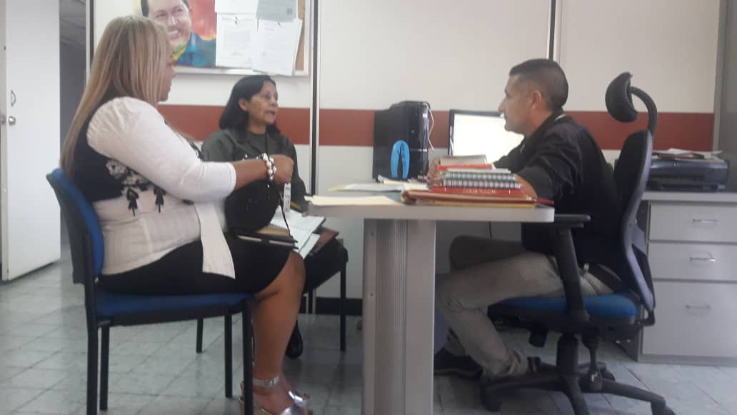 Nucleo_Lara's tweet photo. La Decana del #NúcleoLara y la Jefe de la Unidad de Gestión Educativa se reunieron con el Ing. Alfredo Duran Gerente de RRHH de CORPOELEC, para entregar lista de estudiantes de Ing. Eléctrica y Sistema que realizaran pasantías @unefa_ve @angiolillofp https://t.co/cbJCDRRjPW