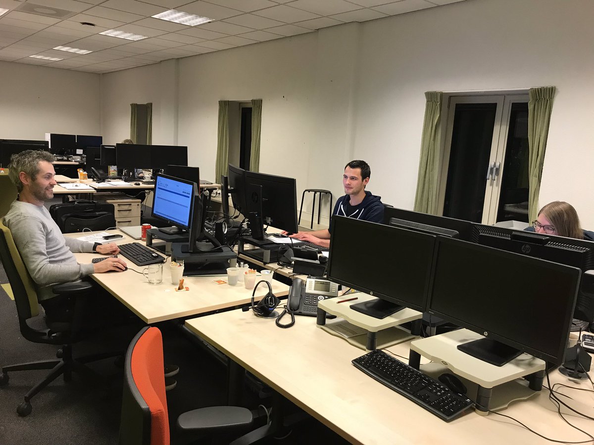 Linda_deBie's tweet photo. Avond bij onze winterploeg werken om alle mestboekhoudingen voor onze klanten weer keurig op tijd gereed te hebben @Agrifirm #exlan! #teamwork #bettertogether en samen lol hebben 😎 https://t.co/0bj2dtHcHR