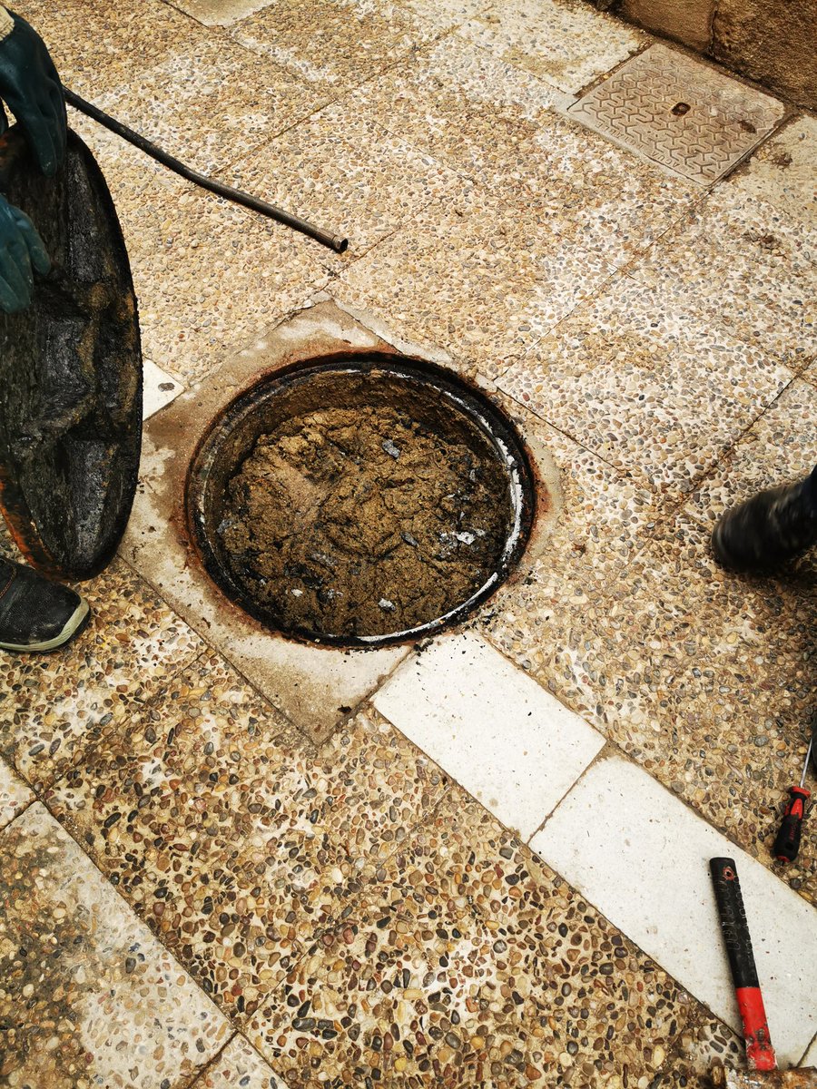VJusticiero's tweet photo. @aqualia Es esto urgente? Y mientras las aguas fecales saliendo por mi sótano. Llamadas ayer noche, esta mañana requerimiento a la Policia Municipal de Almería, llamada esta tarde y otro requerimiento de otro vecino. https://t.co/AE55qs29Fe