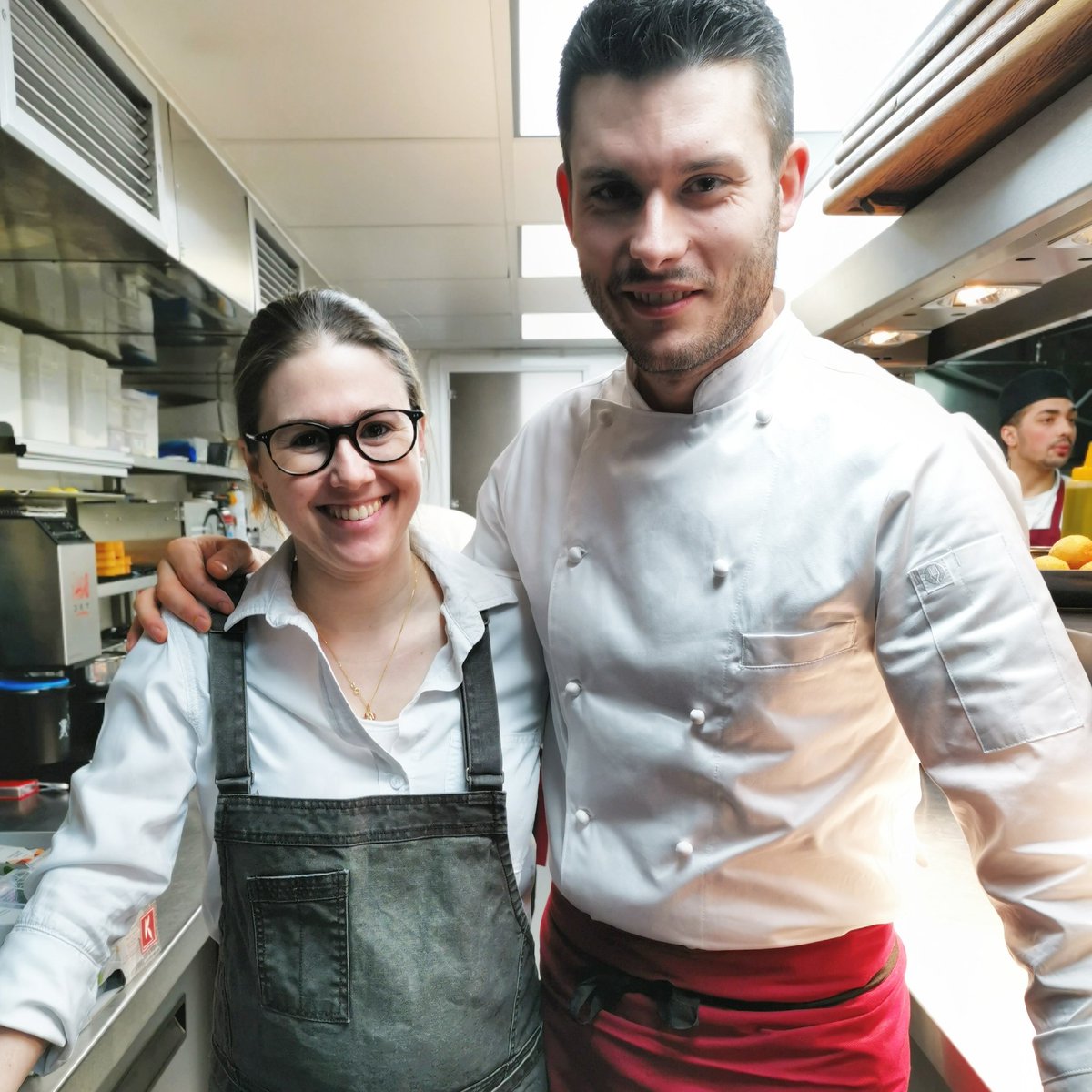 CanteenTweets's tweet photo. Thank you so much to Emily, Diego &amp; the team at Caractère for their warm welcome today - here they are rocking their new @chefworksuk gear 👨‍🍳👩‍🍳 Thank you to our sponsors @UdaleFoods @ZenithHygiene @gusbourne @koppertcress for making our #TSCLive networking lunches possible! 🥰 https://t.co/G26xbPDBpY