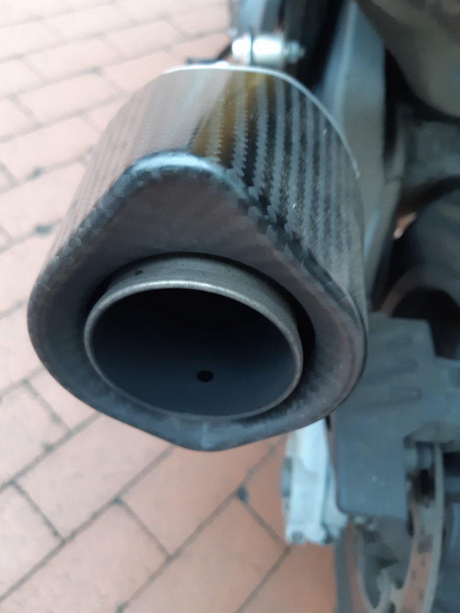 POL_RotterdamC's tweet photo. Op de Doelstraat reed een #motorscooter die behoorlijk veel lawaai maakte. Na controle bleek er geen #DbKiller (demper) in zijn uitlaat zat. Bestuurder een #WOKmelding en een bekeuring gegeven. Elke #motorrijder is welkom in #Rotterdam maar hou je aan de regels #motorteam ^BE https://t.co/RBB7ASoXBP