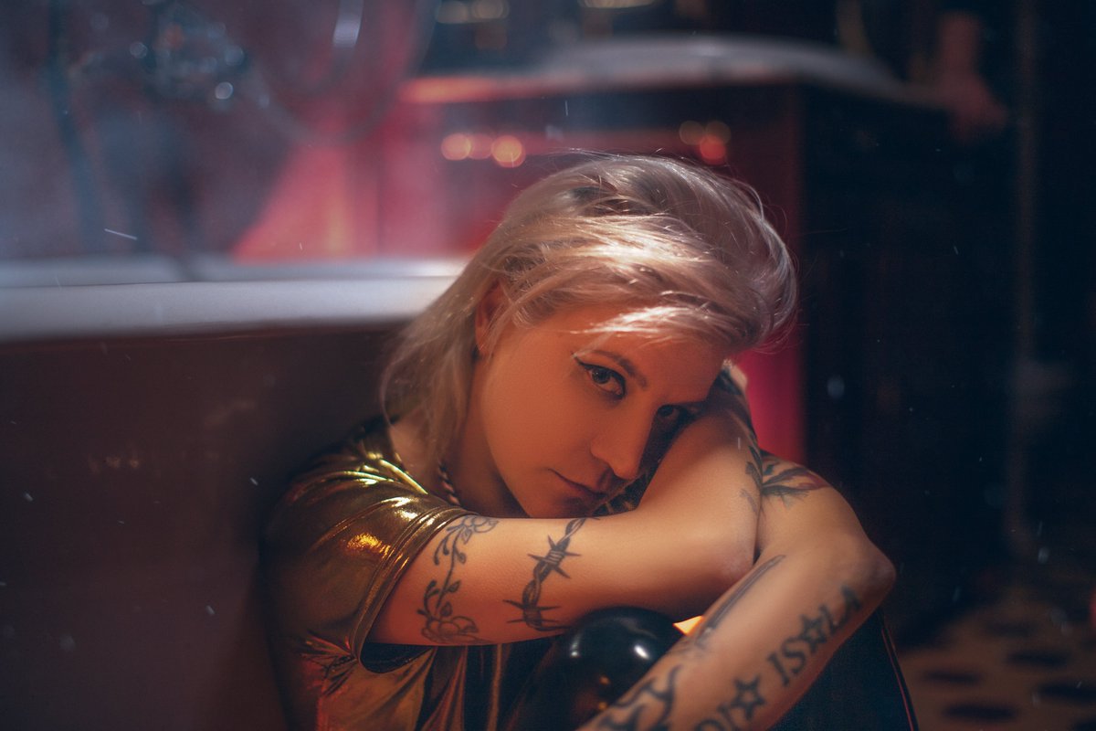LEDEVAOFFICIAL's tweet photo. "Mi vedo riflessa pensiero violento
Vertigini dentro quei fiori e cemento parole nel vento"🥀
🎶

📷 Enrico Palmosi
Styling Dave Rodriquez
Pier Mattia Aiello
#LeDeva #Aiuto #NuovoSingolo 
@manuelmagni @Samy_Nocera @NewMusicInt @Newtone_agency https://t.co/Qb0fnSPmaT
