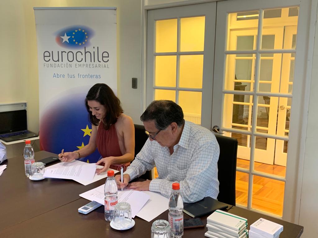 Eurochile_'s tweet photo. 👉José Aravena Director Ejecutivo de Eurochile y Maude Perier-Camby, European projects manager and Internationalisation of SMEs, firman el memorándum de entendimiento entre nuestra fundación y SPACE2IDGO.
🇪🇺🇨🇱
#AerospaceValley @AerospaceValley #Space2idgo https://t.co/vbzcJ5bmlK