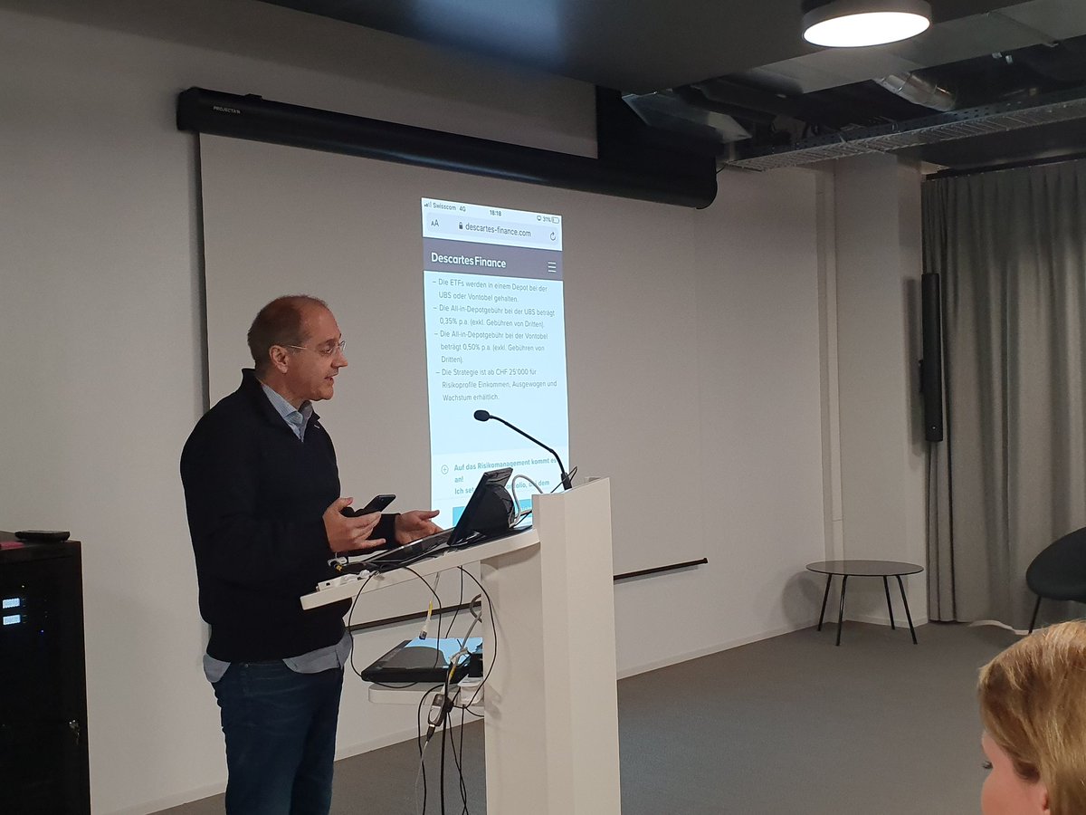 rinoborini's tweet photo. Bei der @SFS_CH Lounge erklärt @A_Lucatelli die Säule3a v/ @Vorsorge_CH. Statt schöne Slides macht er es direkt am Handy 🙌🏻 und erklärt, dass die investierbare #OLZ Strategie markterprobt ist und robust aus der Finanzkrise kam. ➡️ Wichtig beim langfristigem Anlegen. https://t.co/ui9nE59pIR