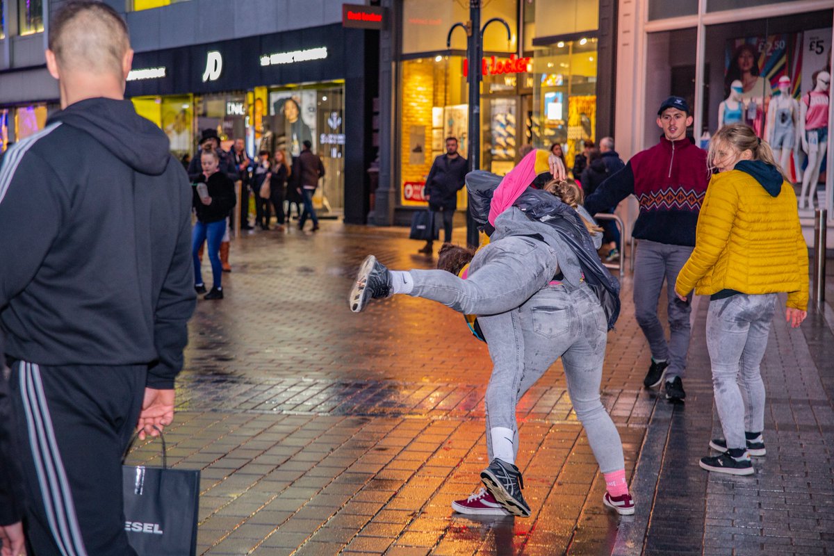 gavinr77's tweet photo. #LivingShadows was performed at various locations across #LeedsCityCentre to raise awareness of #homeless in our region.
Funded by @ace_thenorth / @ace_national #ACEsupported
Photos by @DannyThompsonP1
#ReesDance #outside #art #performance #Yorkshire https://t.co/YgOuE0QYjK