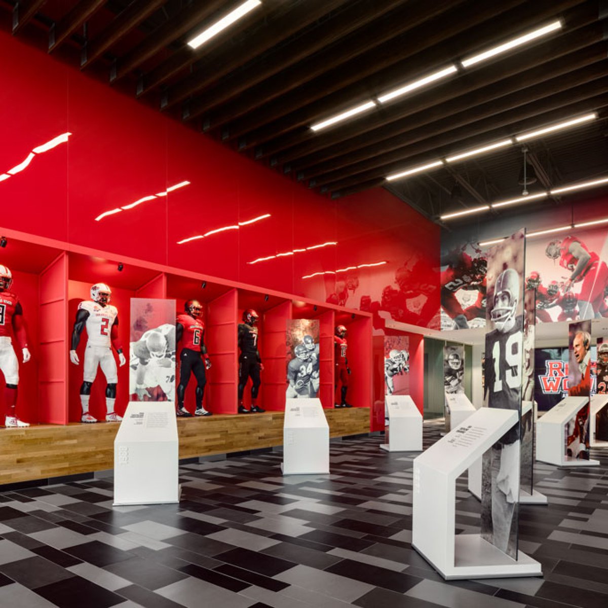 AECOMSports's tweet photo. Efficient 💯 Cutting Edge ✔️  Innovative 🏆
ICYMI: This is the @AStateRedWolves new Centennial Bank Athletic Operations Center. #WolvesUp #HowlYes #BuildingAMonster #WereJealous https://t.co/T6OsPwTPHt