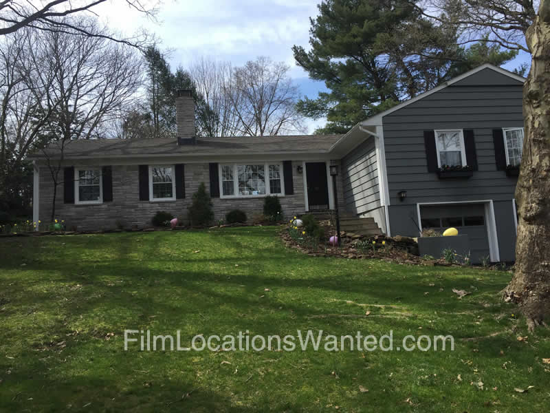 New Jersey #FilmLocation Ranch style home on a quiet Hickory tree lined street, sits up on small hill. Lush front and back yard, lots of greenery, plants, and flowering trees and bushes.  Large patio with couches and fire pit.
filmlocationswanted.com/search-listing…