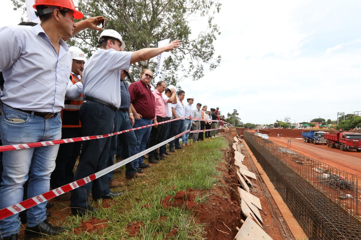 itaipuparaguay's tweet photo. Con la cooperación de ITAIPU, Alto Paraná se afianza en infraestructura hospitalaria y vial. Hoy se inauguró el renovado Hospital Regional de CDE. Además, se verificaron  las obras en el Hospital Distrital de Hernandarias y del Multiviaducto.

Leé más aquí https://t.co/HhYfDWzbed https://t.co/OGbwDHheqP