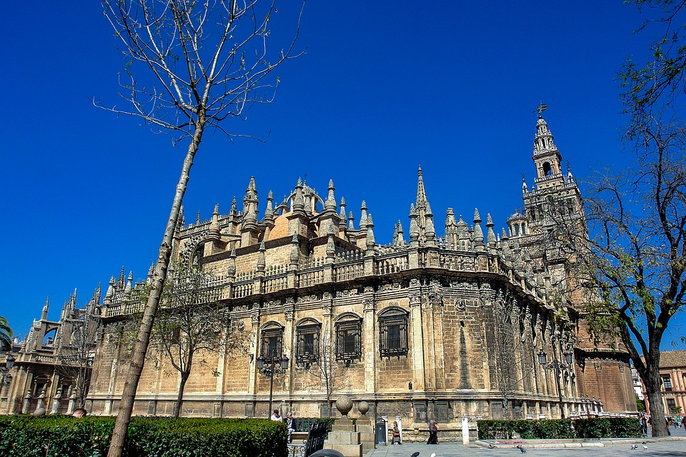 RiberaTriana's tweet photo. ¿Sabrías decirnos quién dijo: “Sevilla es una torre llena de arqueros finos.”? Fue el famoso poeta y dramaturgo Federico García Lorca. 
Sevilla ha sido inspiración para obras de numerosos artistas ¿Conoces algunas más? https://t.co/3O3xXoIKBp
