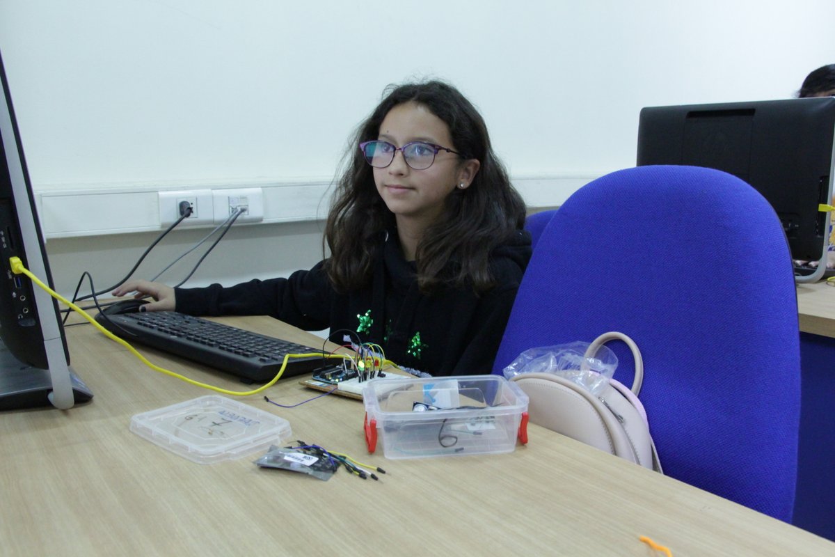 MakerspacePUCV's tweet photo. [#Maker_Kids] Nuestros pequeñ@s programadores se graduaron de la #MakerKids de arduino ¡CON HONORES! 🤩Aquí pudieron aprender conceptos claves de electrónica, programación y juegos con luces, validando lo que ya sabían sobre arduino y adquiriendo nuevos conocimientos. 👩🏻‍💻👨🏻‍💻 https://t.co/VNcKCNVNLc