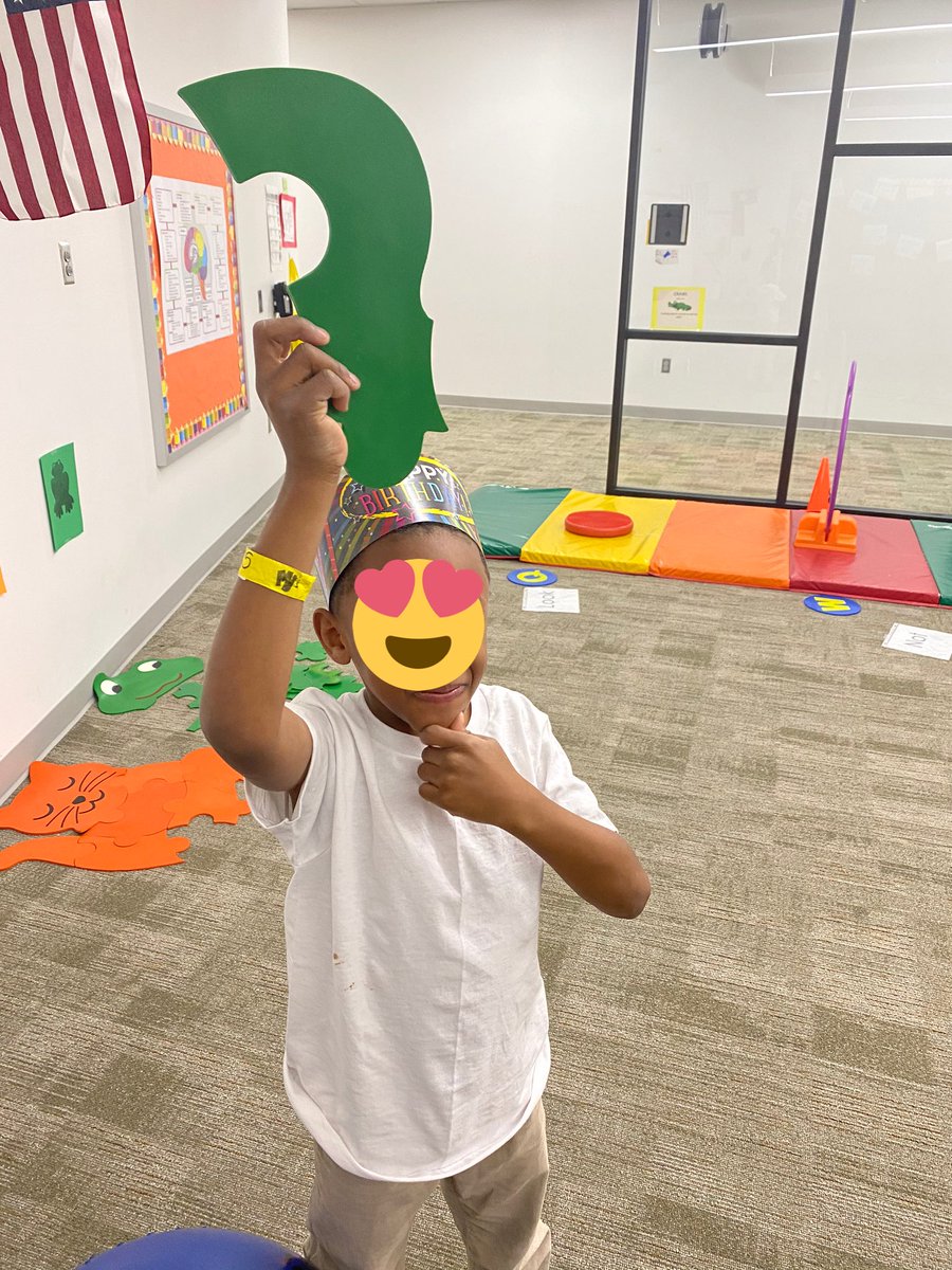 Student grabs a puzzle piece... “hey! This looks like one of those, what do you call them!?” ❓❓❓❓❓😂😍 <a href="/HooverCFISD/">HooverCFISD</a> #BeAhooverhero #actionbasedlearning
