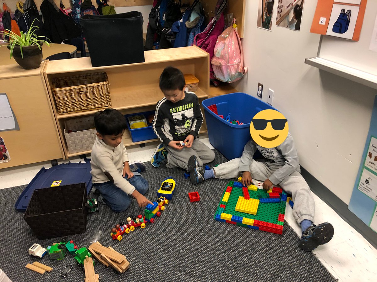 mrs_bennettkhps's tweet image. The students were very interested in building a city today. They collaborated and shared their creativity with the educators and their peers. #structures #spatialconcepts @KanataHighlands