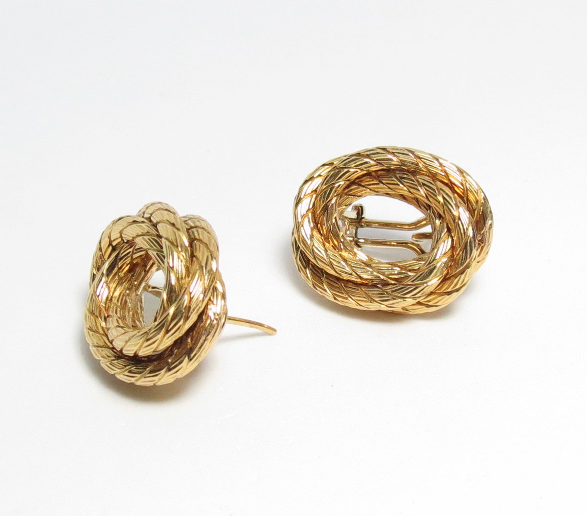 Designer Carlo Weingrill Italy 18k Gold Twisted Rope Earrings

Check Out Our WEB PAGE @
kingstonbaygallery.com

#vintagejewelry #antiquejewelry #vintage #jewelry #carloweingrill #weingrillearrings #18k #yellowgold #twistedgoldearrings #18ktwistedhoopearrings #18ktwistedrearring