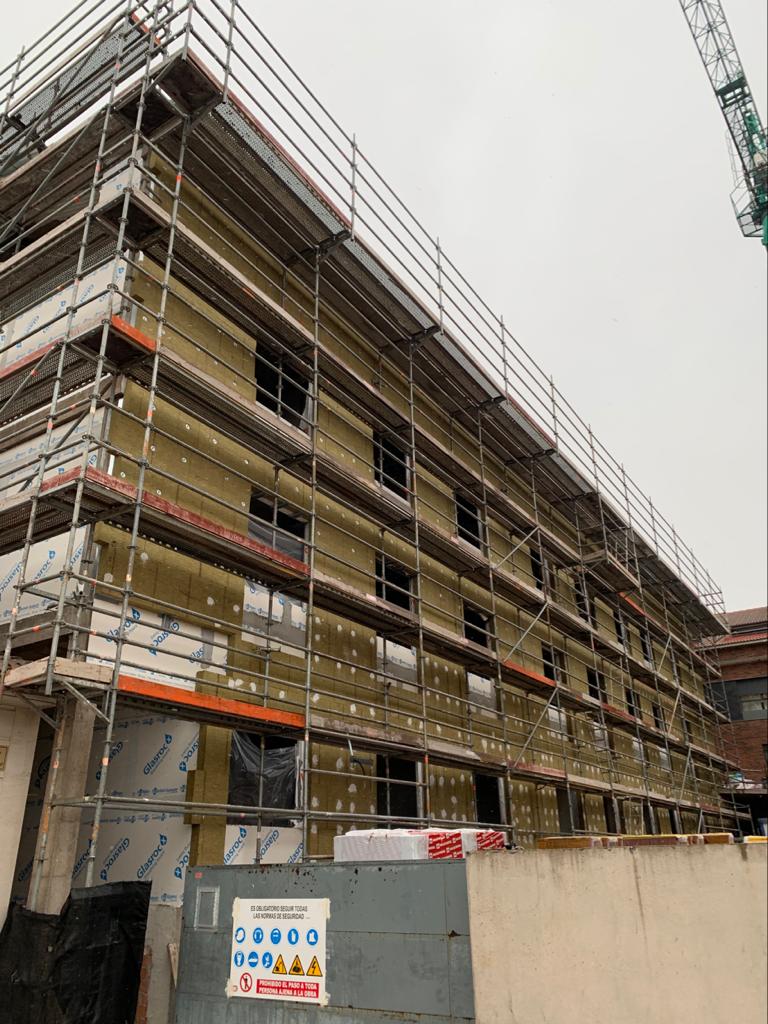 VILLARMCSA's tweet photo. Suministramos y colaboramos técnicamente en el proceso de  instalación del sistema  #Placotherm integra  de @SGplaco,  en este caso  revestido por un SATE de Lana Roca  #Rocksate dúo  de @ROCKWOOL_ES 
Somos  tú distribuidor  de referencia en sistemas innovadores @VILLARMCSA https://t.co/GRpSq2W1jI