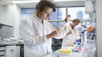 Vanavond te gast bij @healthinnschool. Mooi initiatief dat perspectieven van verzekeraars, zorginstellingen, overheden, bedrijven en kennisinstellingen op zorg <a href="/Brabant/">Provincie Noord-Brabant</a> samenbrengt. Actuele uitdagingen zijn een kans voor onze innovatieve Life Sciences &amp; Health-sector.