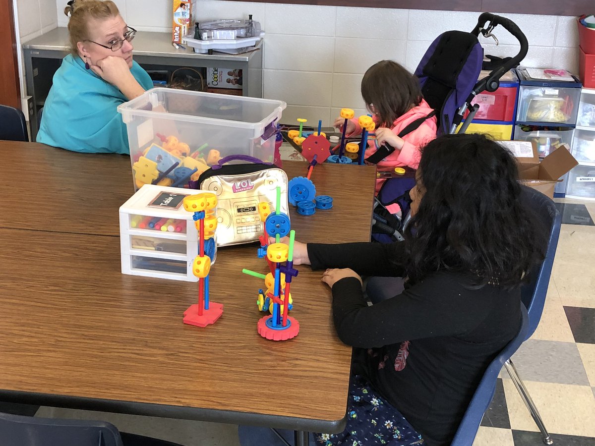 Harris_FWCS's tweet photo. It’s Legos and building for green slip recess today! @Harris_FWCS https://t.co/KxpQc879W9