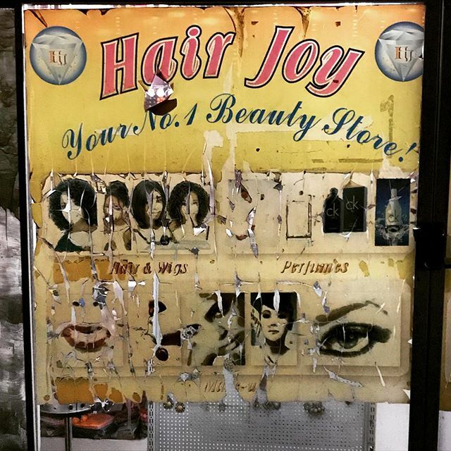 DerekPWorkman's tweet photo. Joy Of Hair #HairThings #Botswana #nightphotography #streetphotography #kreview https://t.co/xU5xBlPJq5 https://t.co/qUUDJqglvO