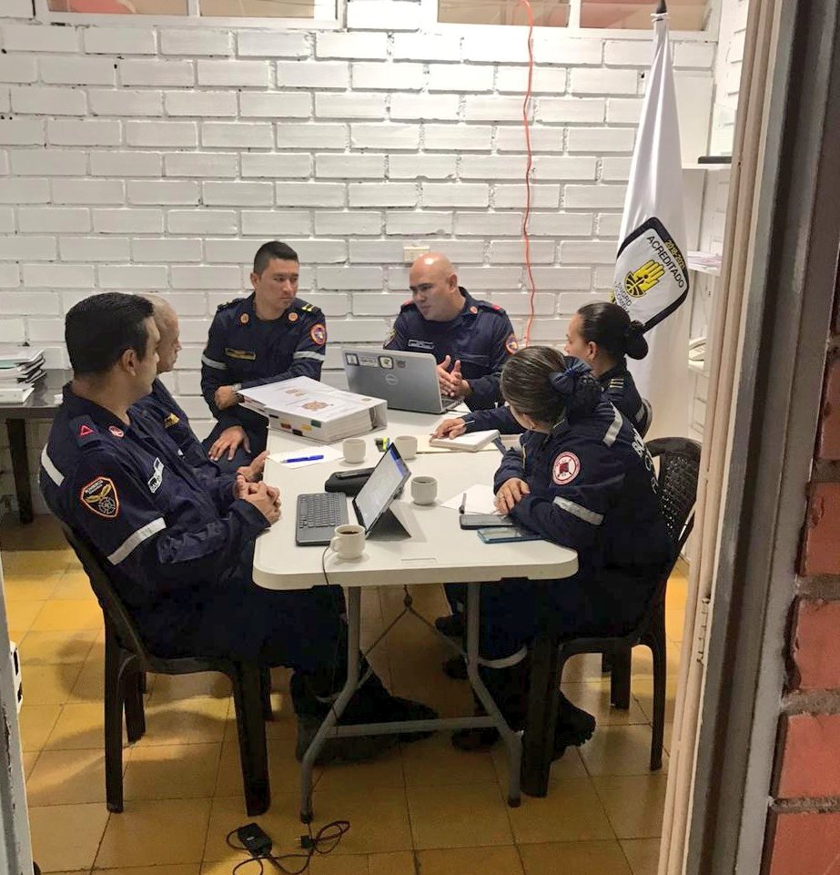 BrosVChinchina's tweet photo. Hoy personal administrativo del Equipo #USAR Búsqueda y Rescate Urbano #COL14 de @BrosVChinchina realizó asesoría técnica en C-POE a unidades del USAR @bomberospopayan con miras a acreditar su equipo en el Programa de Acreditación Nacional de @UNGRD @jeriesgocaldas @DNBomberosCol https://t.co/ia5b5AdPtz