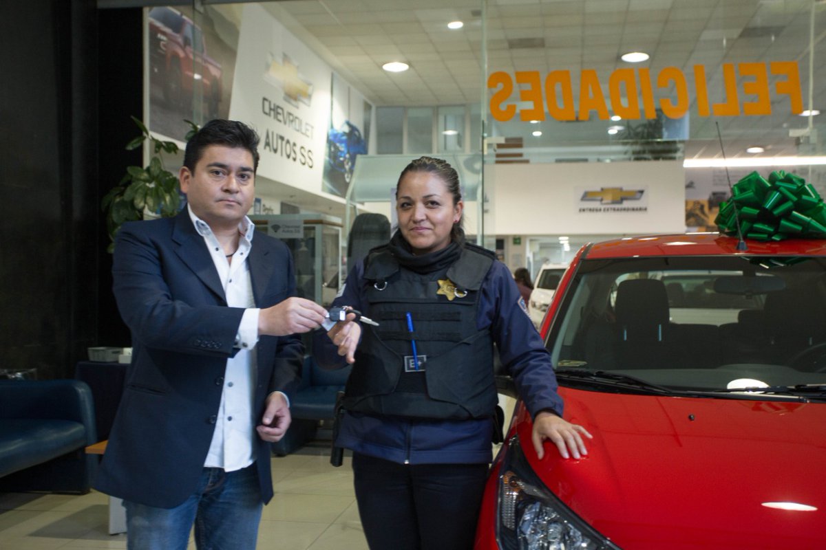 CanacoQro's tweet photo. Entrega del Automóvil del año al 2do Lugar #Prepol #LuzCruz de manos de nuestro vicepresidente #AlejandroParedesResendiz, #CinthiaRamirez Encargada del Subcomité administrativo y de #CrisitanBucio Coordinador de Expansión de @Tiendas_OXXO, Muchas felicidades. https://t.co/tpfYSFYDz6