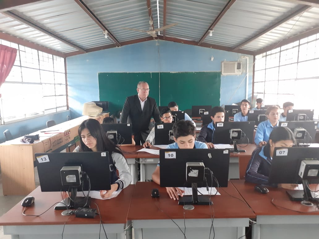 EdgarCuevaV's tweet photo. HOY | MSc.@EdgarCuevaV director #Distrito23D02 de educación #SantoDomingo, realiza recorrido por varias #InstitucionesEducativas de su jurisdicción, para verificar y acompañar en el proceso de la evaluación #SerBachiller y se constata con total normalidad. #SomosEducaciónEC https://t.co/cuw1ikO8f6