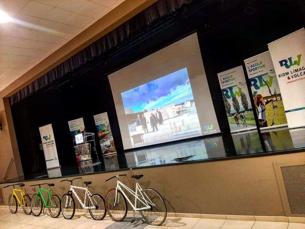 Une déco 100% Tour de France lors des vœux de <a href="/RLV_agglo/">Riom Limagne et Volcans Agglomération</a>, l'agglo sportive et ambitieuse 🚲👏
Vive <a href="/LeTour/">Tour de France™</a> et vivement le 10 juillet 2020....!