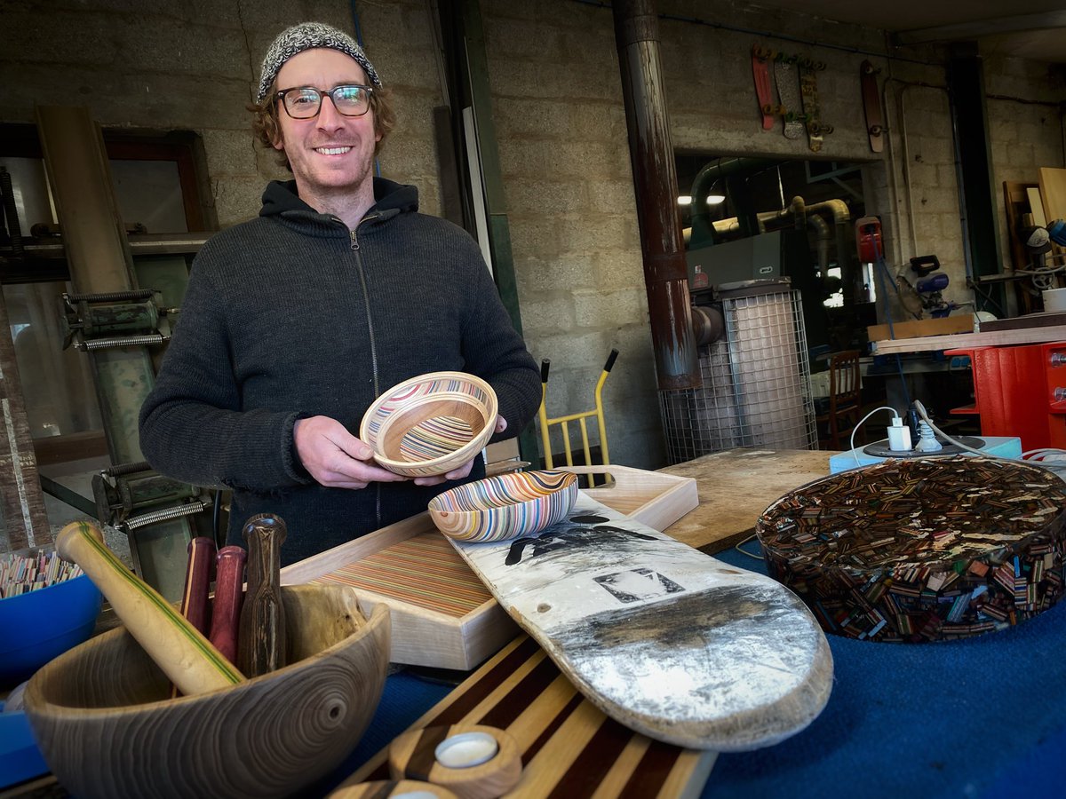 Menuisier et ébeniste, Guillaume Corcaud bouscule les genres. Il fabrique du mobilier et des objets divers à partir de planches de skateboard. #Latremblade #skateboards #recyclage @planchonskateboards <a href="/F3PoitouChtes/">France 3 Poitou-Charentes</a>