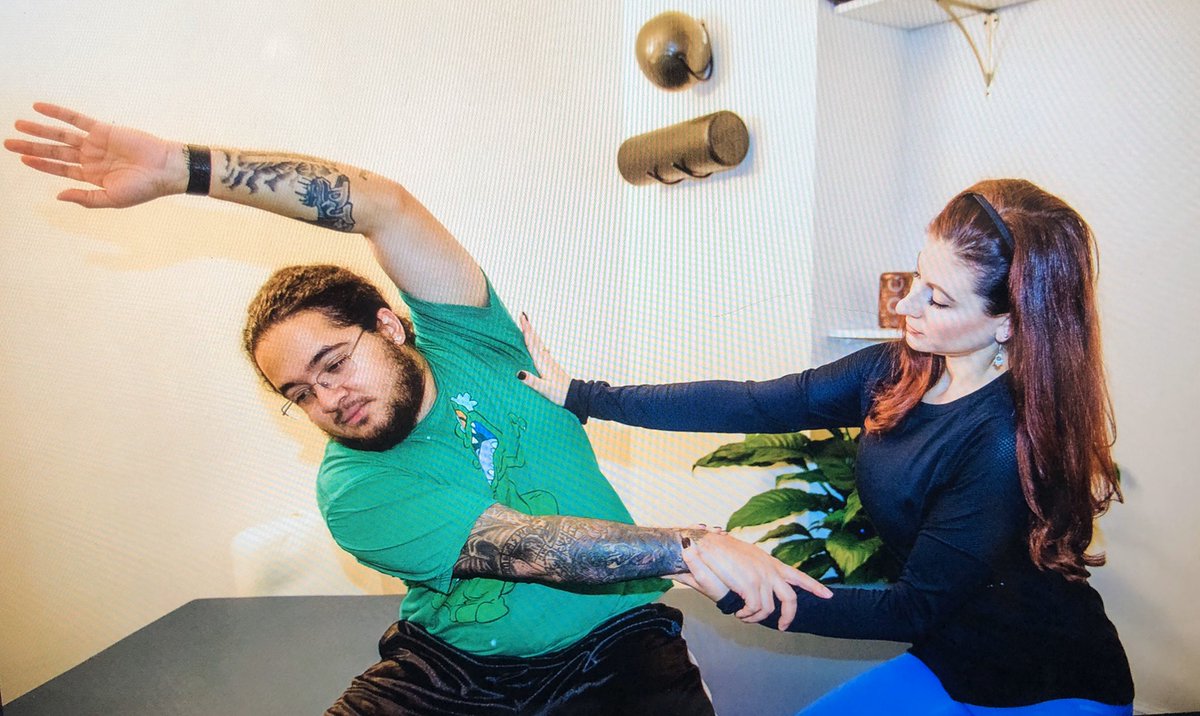 LeanandLimber's tweet photo. Deep lat stretch!  If you’ve been hitting the gym extra hard this month or traveling, this one is for you! 🙌🏻

#latstretch #sidebending #stretch #feelgood #gettaller #leanandlimber #assistedstretch #bend #reach #recovery #trex #latissimusdorsi https://t.co/Ot6Emao6Yz