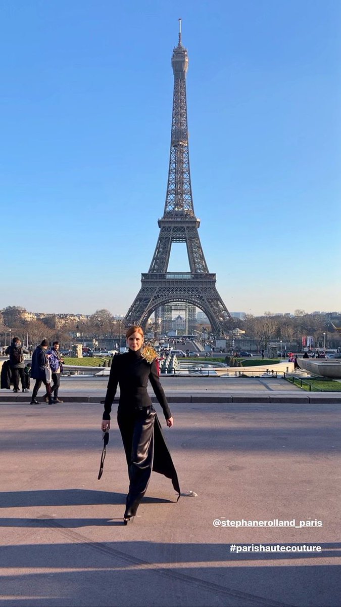 📷 Sarah Rafferty no Instagram Stories

#SarahRafferty #DonnaPaulsen #Suits #SuitsUSA #ParisFashionWeek #FashionWeek #ParisCoutureWeek  #StephaneRolland #ParisHauteCouture