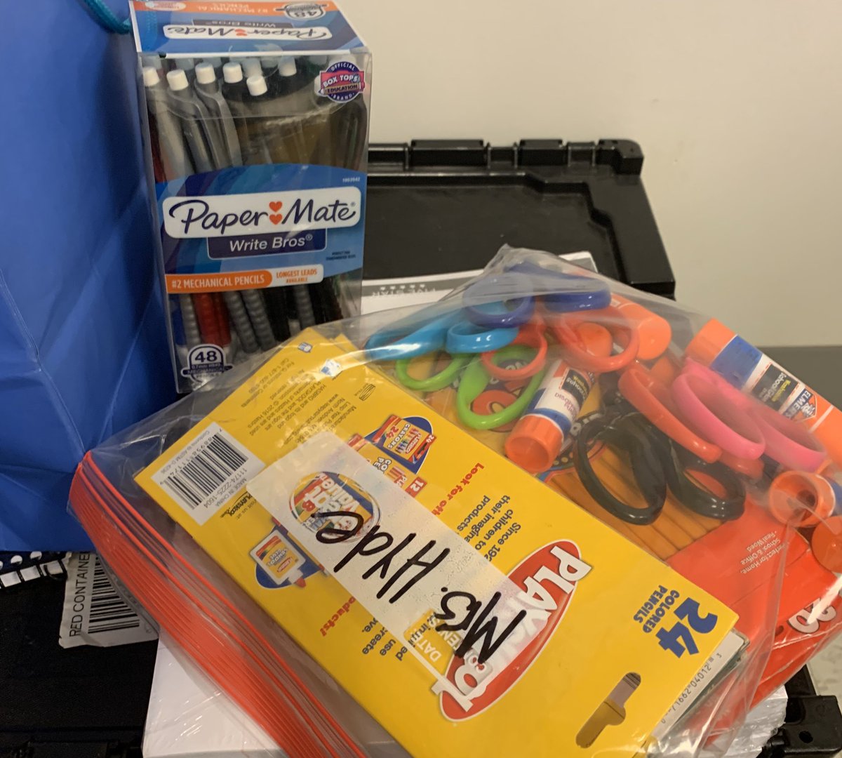 Khyde3428's tweet photo. Greatest parents EVER!! Sent out a teacher SOS for supplies and got all this from my AMAZING SJH PARENTS! @GoBucsSJHS #southsideALLin #HydeAndTeach #MOMFIA #MyParentsAreTheGREATEST #LetTheLearningContinue #WeHavePENCILS #6thgradeinprogress https://t.co/Uoi3JdsZBf