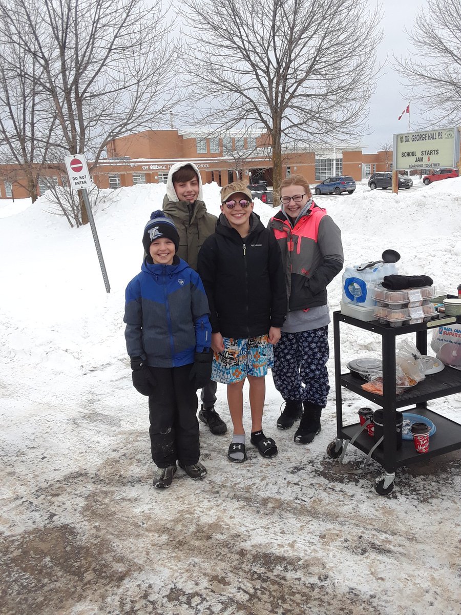 kellieteach132's tweet photo. So much support from students and families on the picket line today! #Istrikebecause these students deserve a world class education #ETFOstrong #ETFOstrike #TLETL https://t.co/zwyromHew1