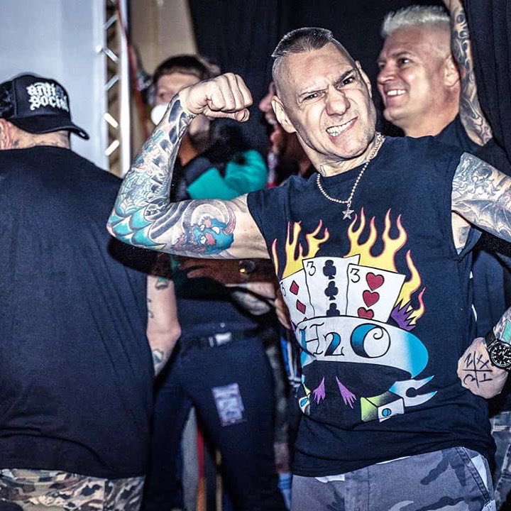 billybiohazard's tweet photo. Who’s the devil on the shoulder of @stigma_nyc 
@kuckuck_artworks Pictures from #persistencetour2020 in Dresden
#hc #hardcore #hardcoremusic #nyhc #newyorkhardcore #lahc #lahardcore #concert #concertphotograhy #stagephotography #legends #godfathers #thegodfathersofhardcore https://t.co/K8ani2O26P