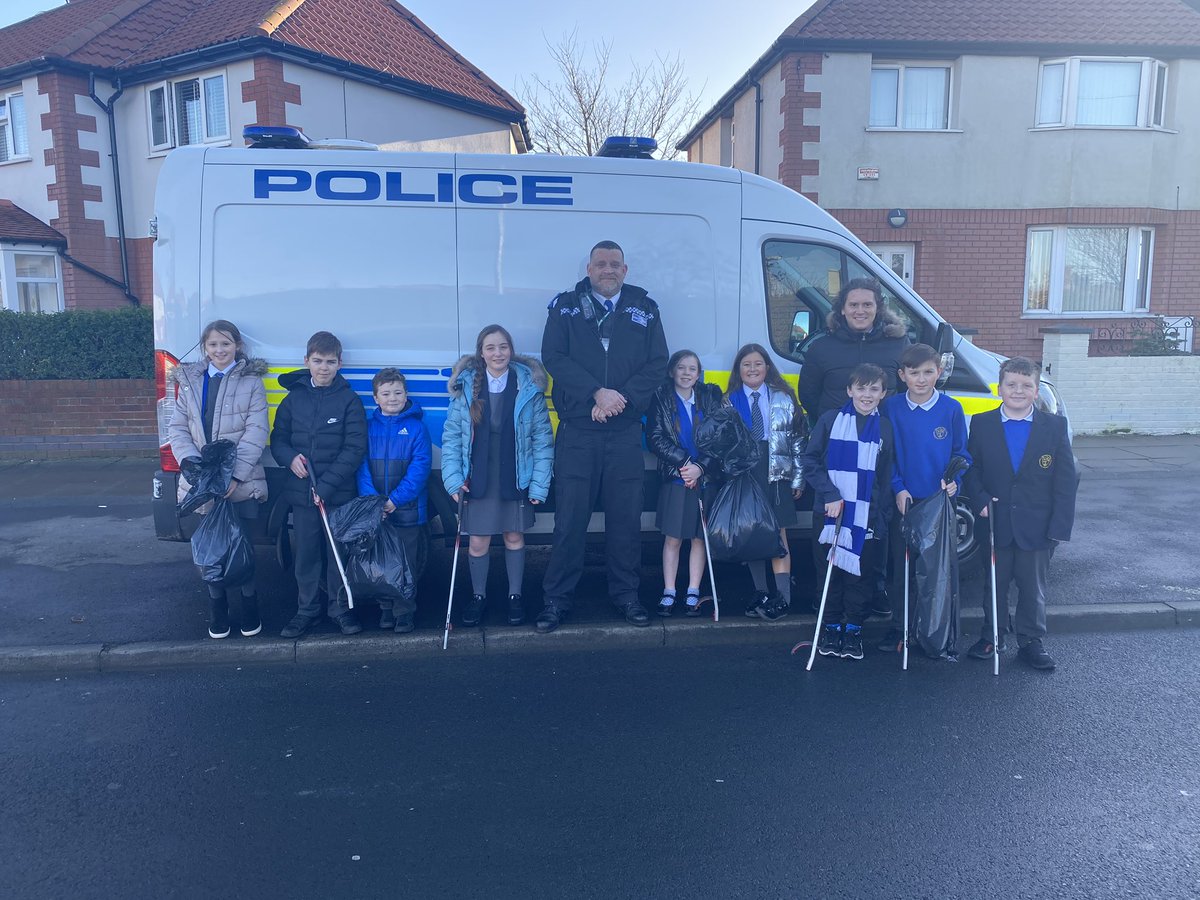 Flomellynews's tweet photo. Collecting litter left on the streets around our school. These children teamed up with @MerseyPolice and were rewarded with Everton v Newcastle tickets! 
Please keep the streets around our school clean! #SweeperZone #OperationCleanUp 🚯🚮 https://t.co/Up2WXuhdGq